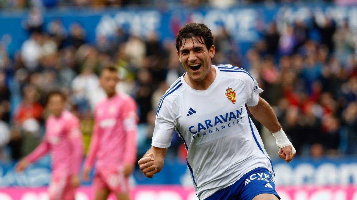 Iván Azón, el mejor jugador sobre el césped, celebra el segundo gol del Zaragoza antes del descanso.