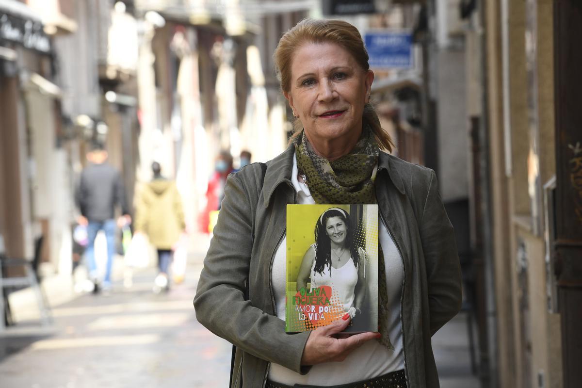 Oliva Figueira posa con su libro en la calle de A Franxa.  | CARLOS PARDELLAS