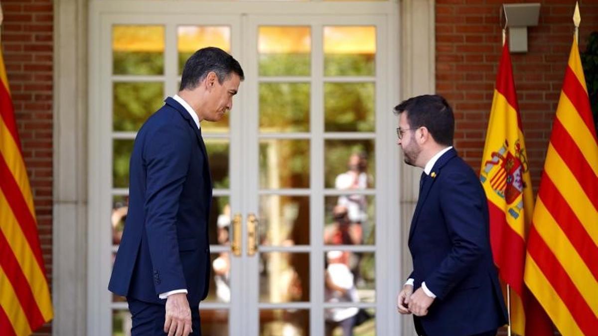 El presidente del Gobierno, Pedro Sánchez, recibe al 'president' de la Generalitat, Pere Aragonès, para su reunión en la Moncloa del pasado 15 de julio de 2022.