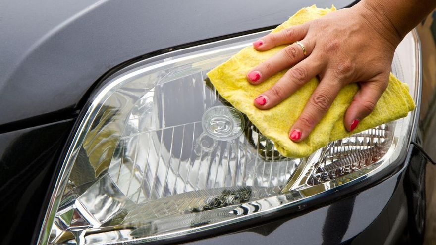 Cómo limpiar los faros del coche con métodos caseros para pasar la ITV