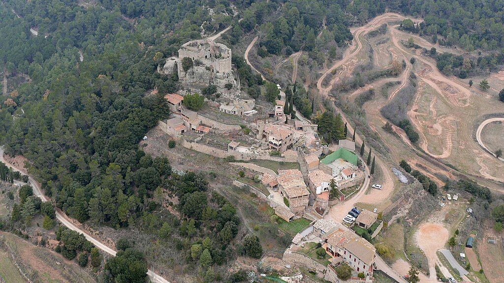 El castillo preside el pequeño pueblo de Granera.