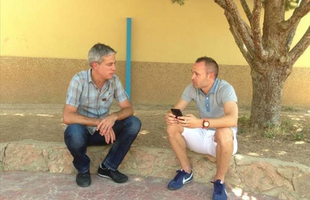 El periodista Albert Om i el futbolista Andrés Iniesta, en una escena d’’El convidat’. El periodista Albert Om i el futbolista Andrés Iniesta, en una escena d’’El convidat’.