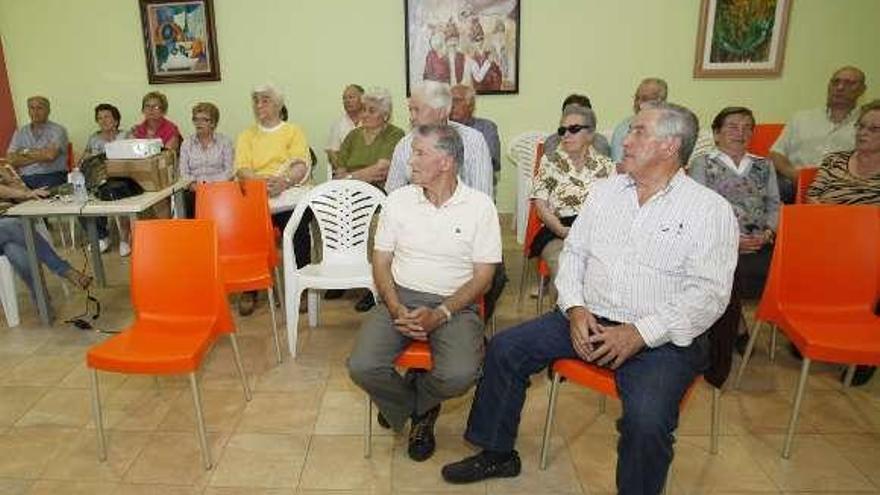 Mayores de A Bandeira, en una charla sobre robos. // Bernabé/Gutier