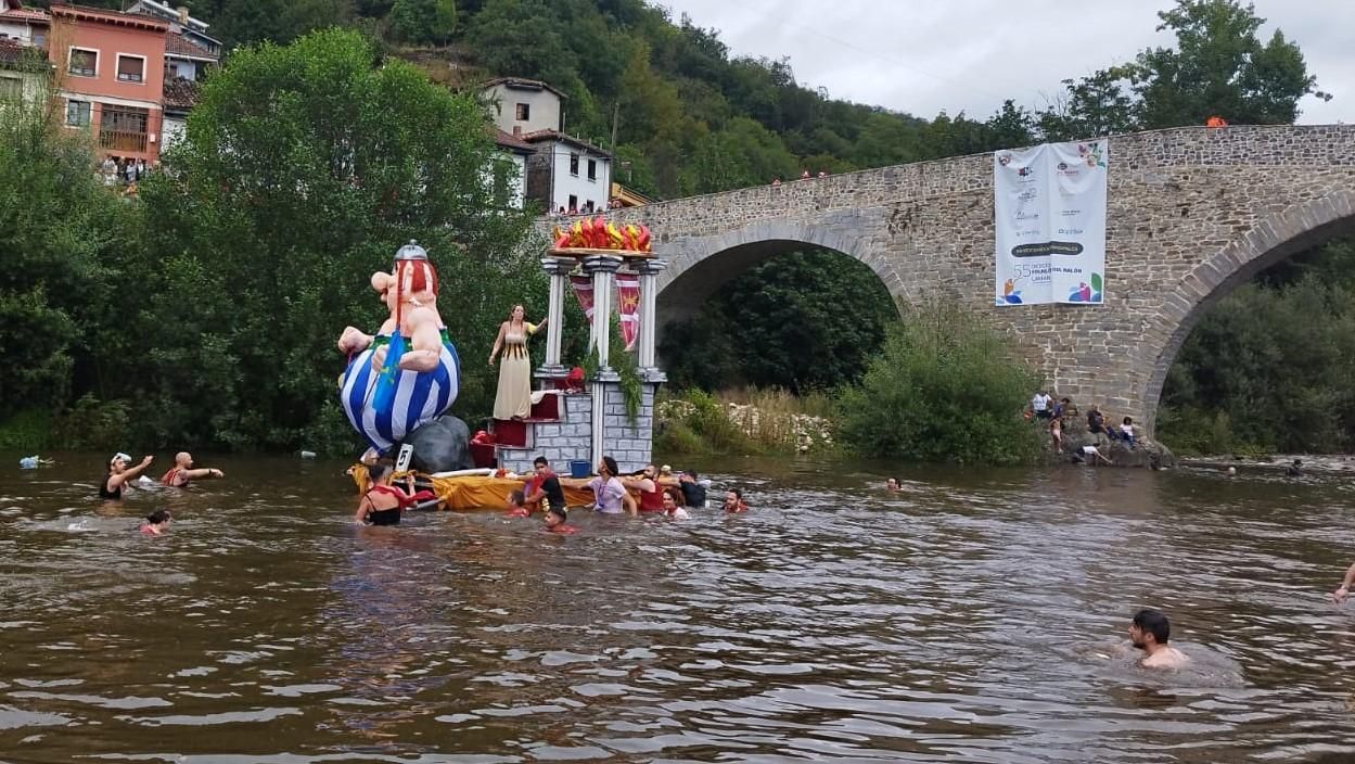 Así está siendo el Descenso Folklórico del Nalón, con 7.000 navegantes