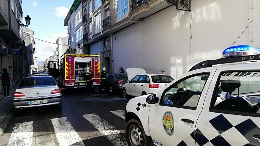 Emerxencias y Policía Local de A Estrada se movilizaron este mediodía por el incendio de un vehículo en Iryda.