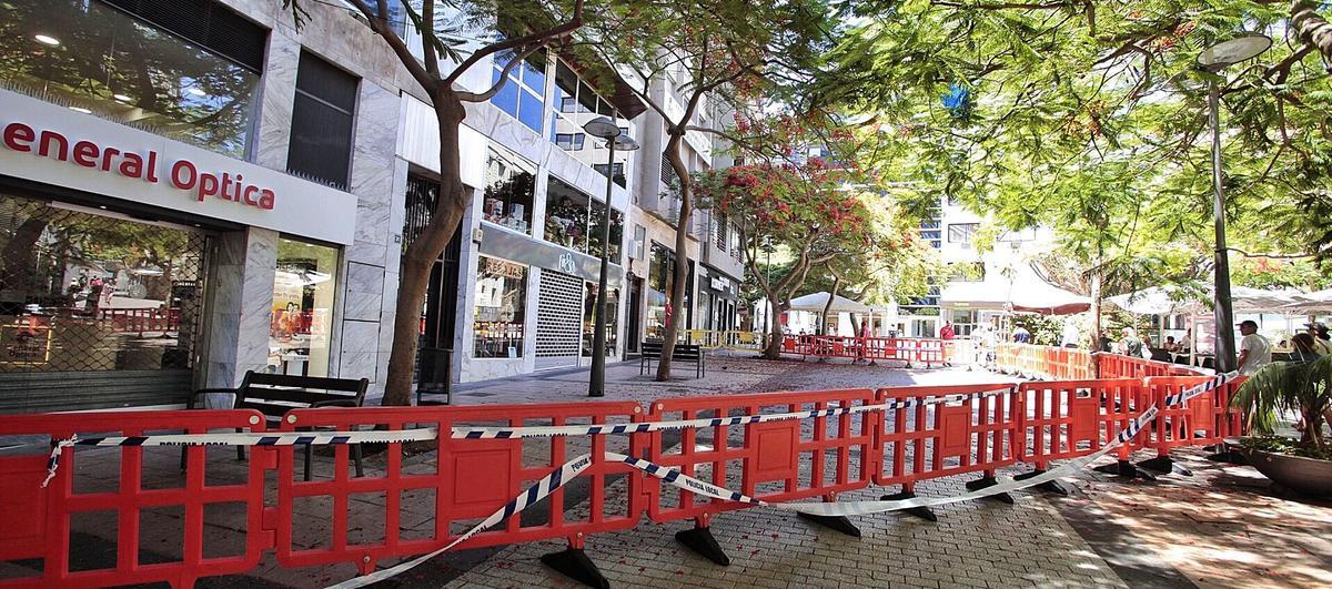 Un edificio de viviendas de Santa Cruz de Tenerife, vallado tras la caída de un ventanal.