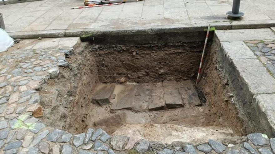 Los restos arqueológicos en la rúa Laxe permitirán definir «con mucha precisión» la antigua muralla de Vigo