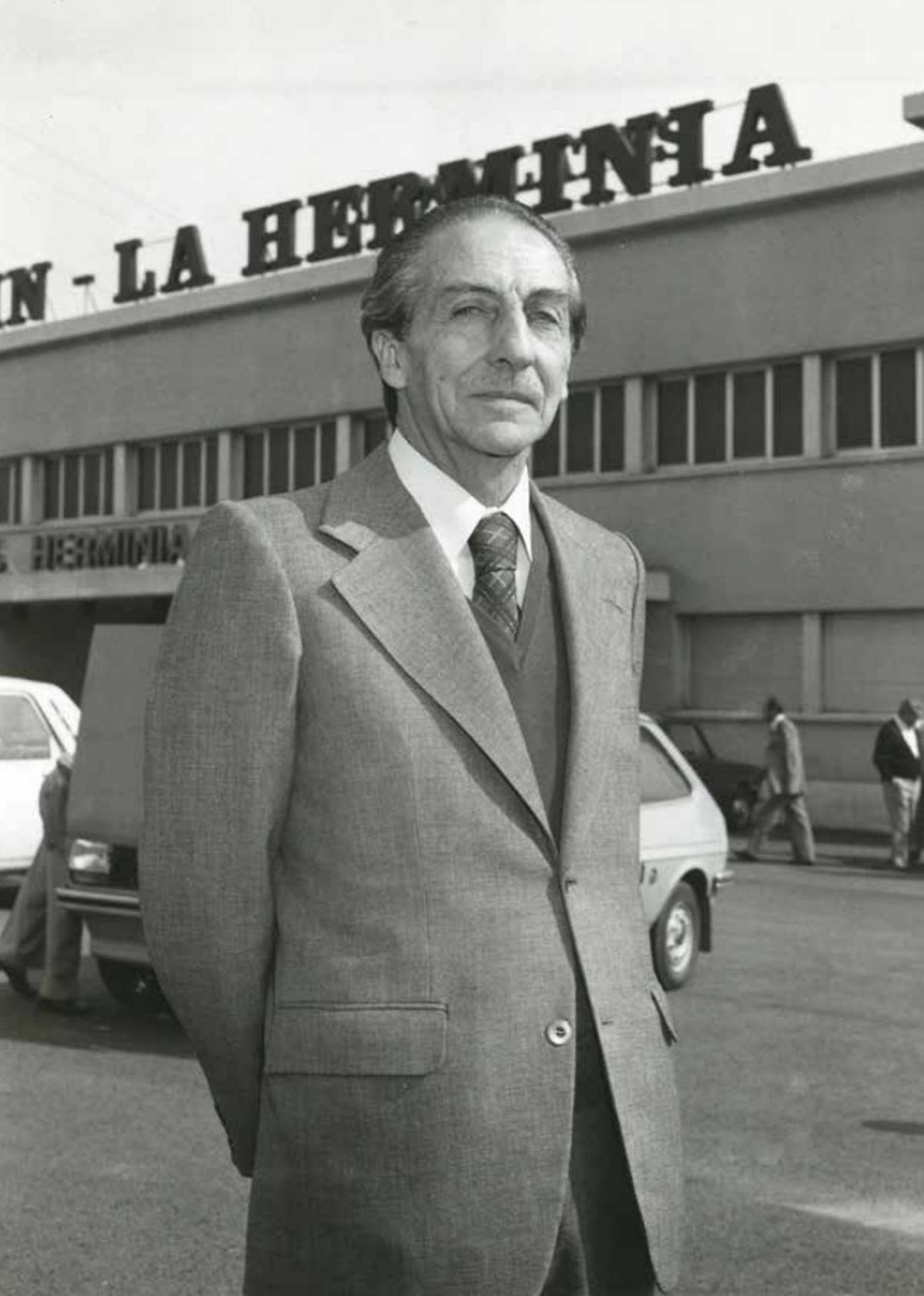 Juan Suáez, ante las instalaciones chocolateras de Porceyo.