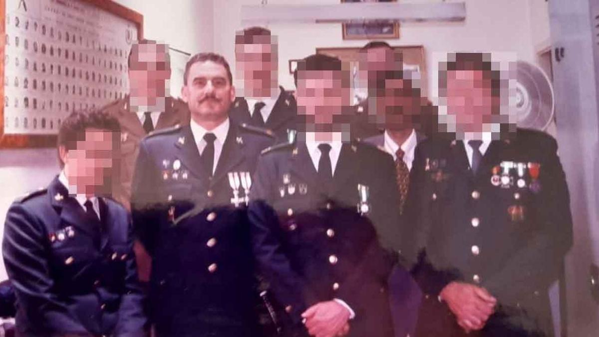 El guardia Civil Antonio Moreno, Baretta, con otros miembos del GIFA en una foto de los años ochenta.