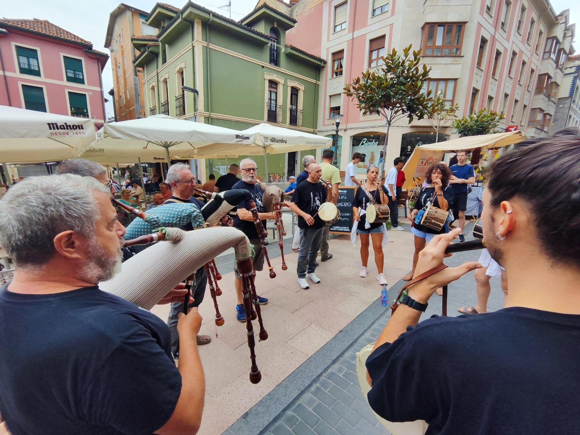 En imágenes: las bandas de "Folk in Grau" toman el mercado dominical