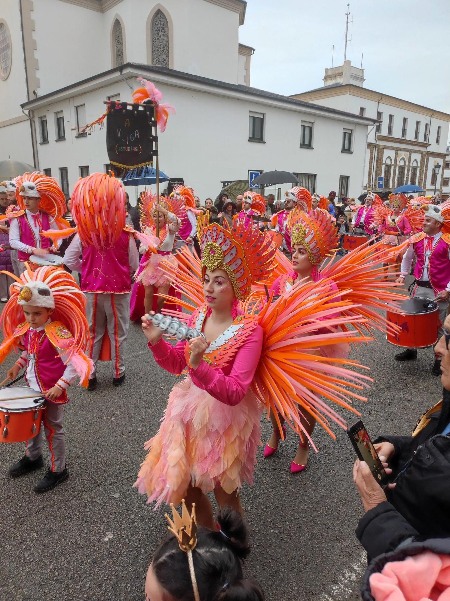 En imágenes: Las calles de Tapia se llenan para ver su vistoso desfile de Carnaval