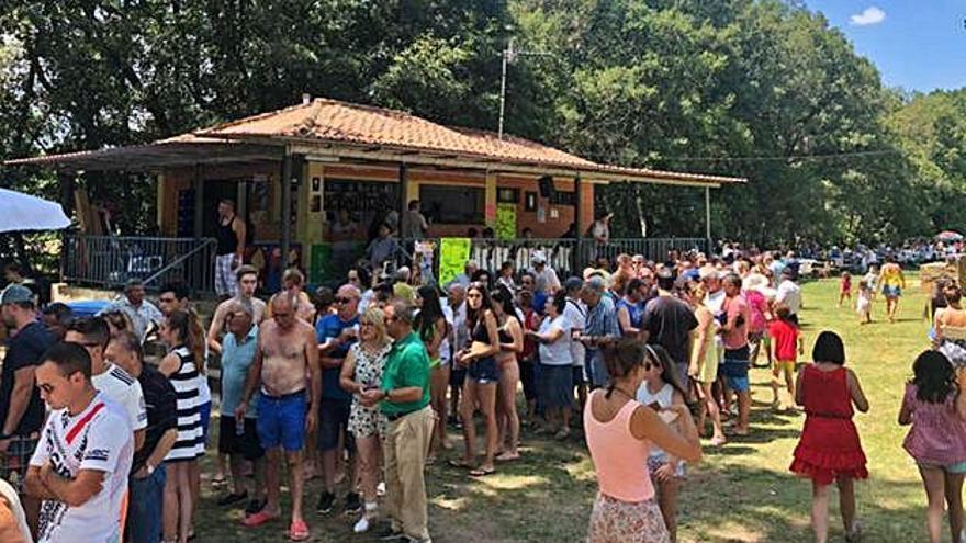 Decenas de personas se animaron a participar en la paella organizada en la plaza fluvial de Burganes para dar la bienvenida a las fiestas.