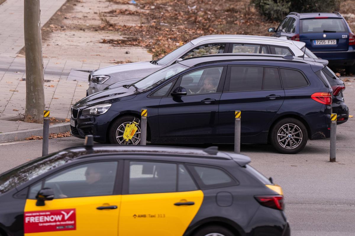 Una batuda inèdita multa taxistes pirata i detecta conductors explotats a l’aeroport del Prat