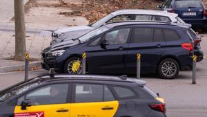Una batuda inèdita multa taxistes pirata i detecta conductors explotats a l’aeroport del Prat