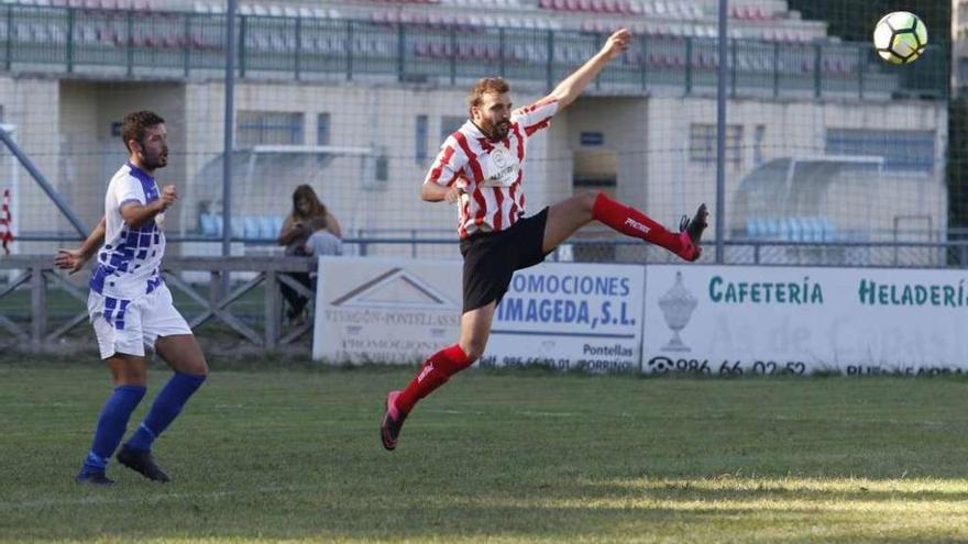 Una acción del encuentro de ayer en Ponteareas. // Alba Villar