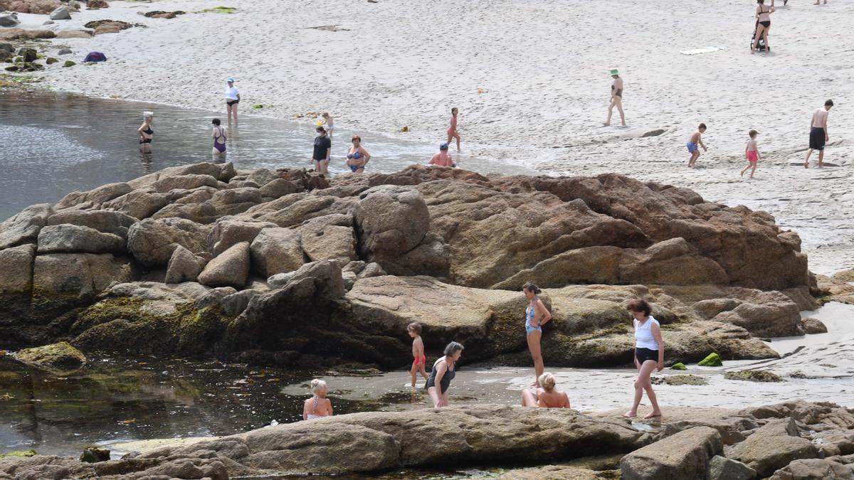 Bañistas en la playa coruñesa de Riazor.