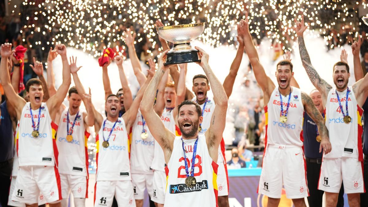 Basketball: Der mallorquinische Mannschaftskapitän Rudy Fernández hievt nach dem Sieg der Spanier gegen die Franzosen den Europapokal in die Höhe.