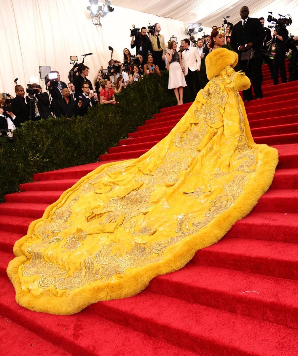 Rihanna con su vestido amarillo en la Gala del Met en 2015