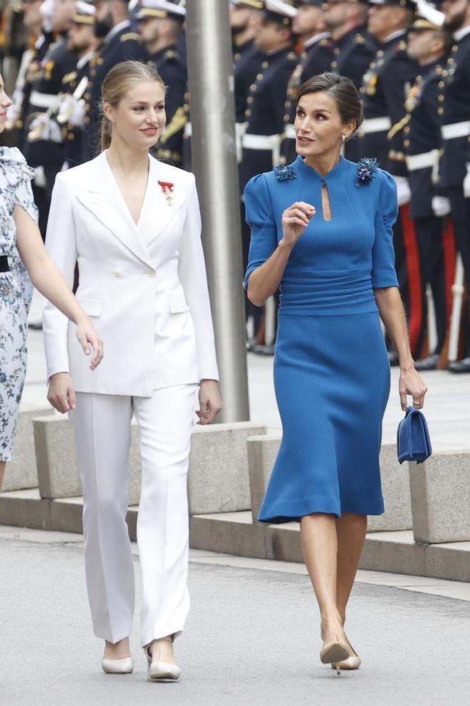 La princesa Leonor junto a su madre, la reina Letizia