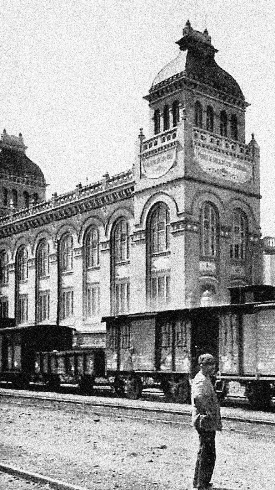 Fachada principal de la fábrica de chocolates de Joaquín Orús Abadía sita en el número 1 de la calle de Pamplona en 1919