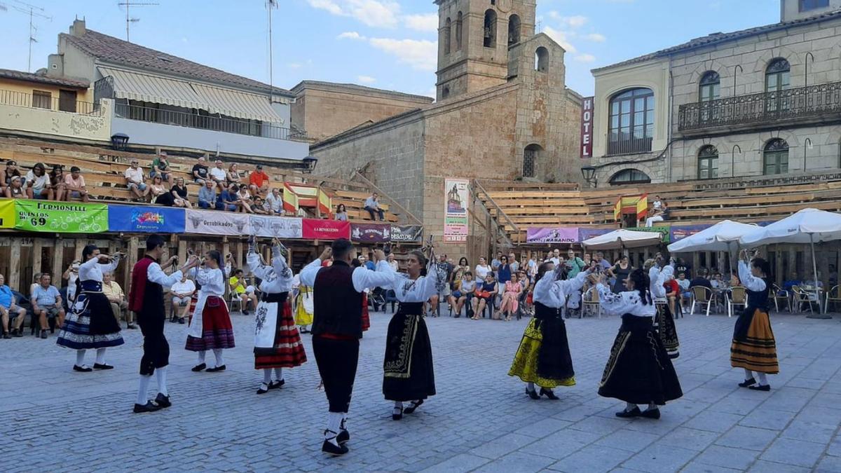 Los sayagueses disfrutando del tradicional folclore. | Cedida