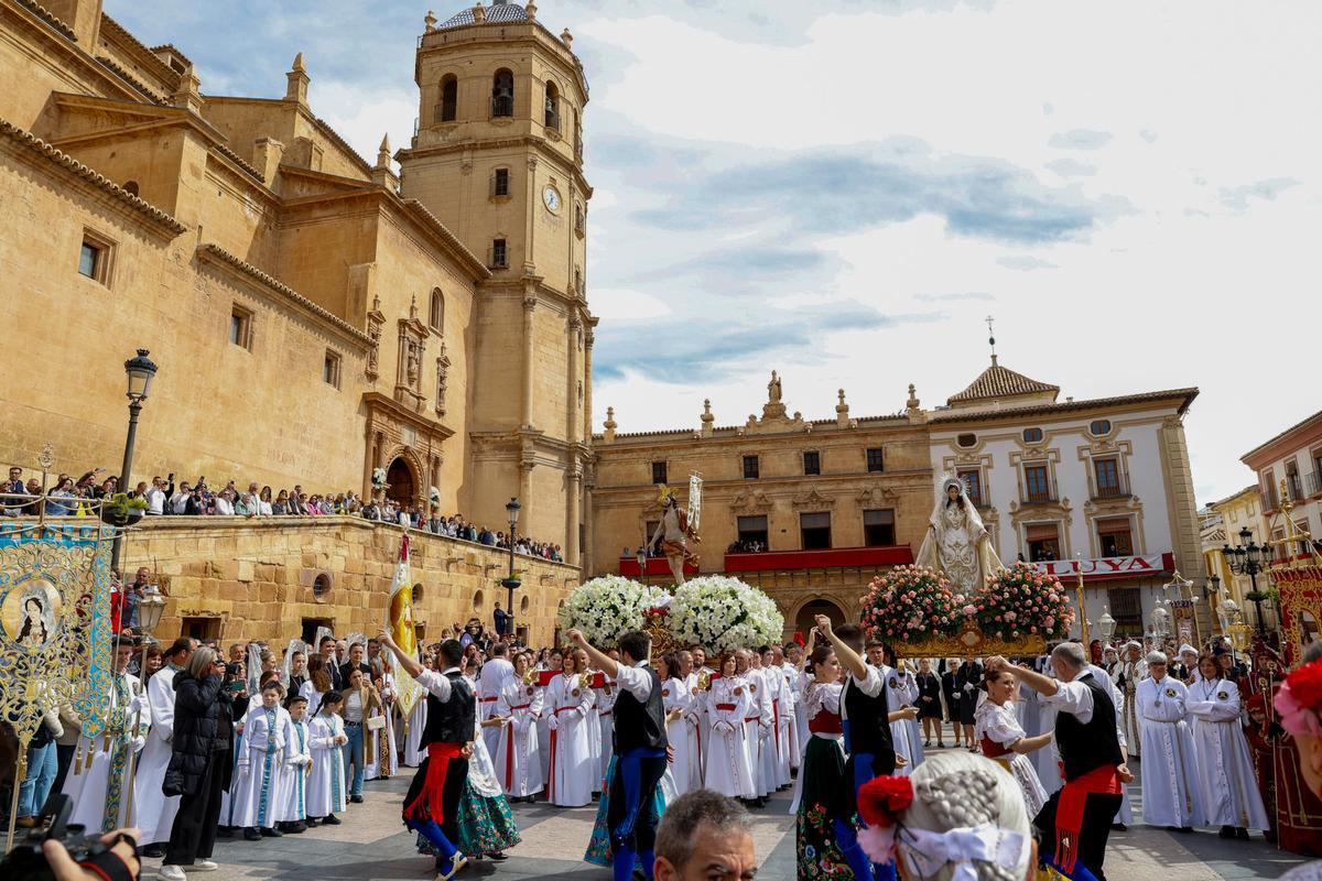 Jota lorquina ante las imágenes de la archicifradía.