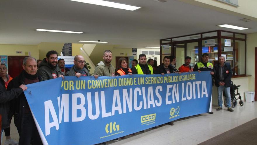 Los trabajadores de las ambulancias, esta mañana en Ourense // Iñaki Osorio