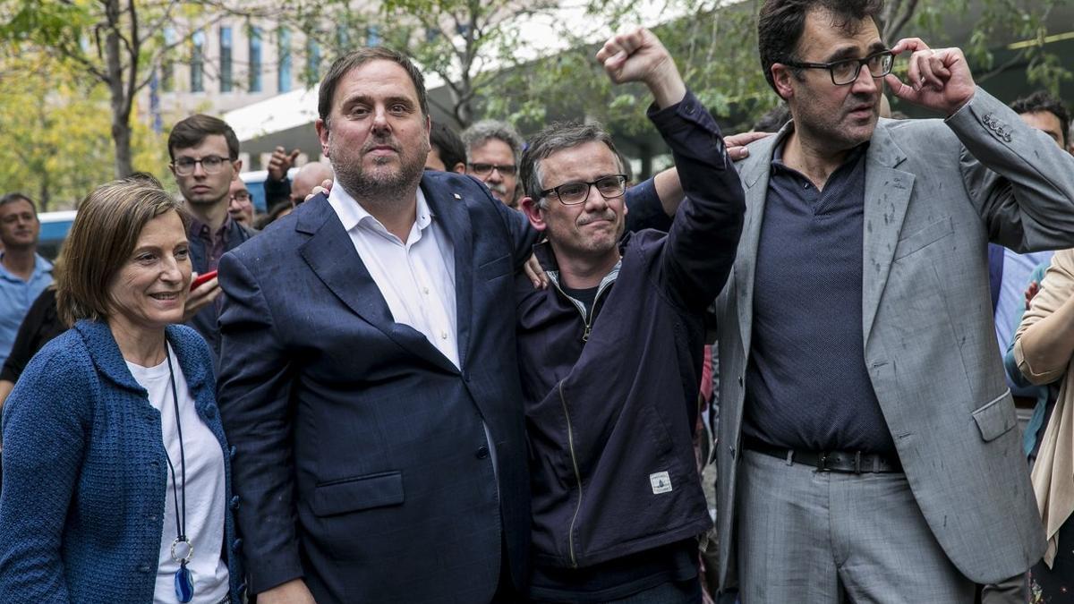 Carme Forcadell y Oriol Junqueras, junto a Josep Maria Jové y Lluís Salvadó, el 20 de septiembre del 2017.