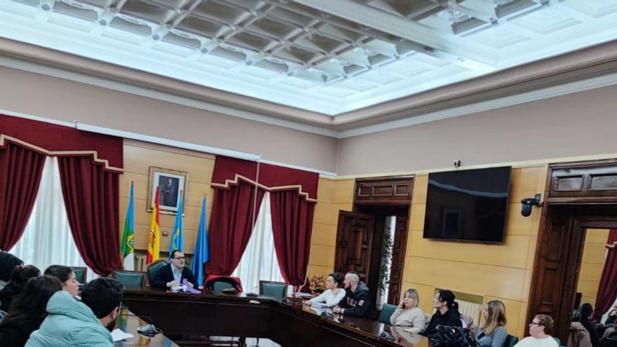 Los padres del colegio José Bernardo llevan a Oviedo su protesta por el comedor