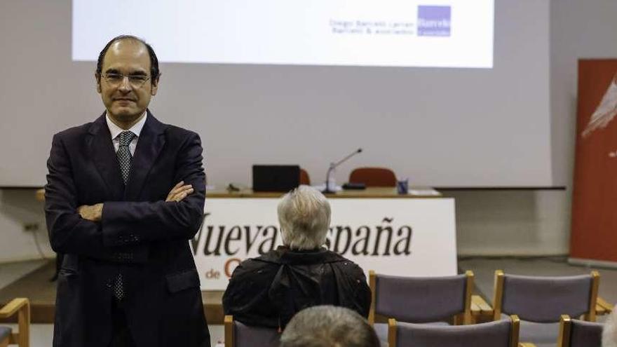 El economista Diego Barceló, en la sala cultural de LA NUEVA ESPAÑA de Gijón.