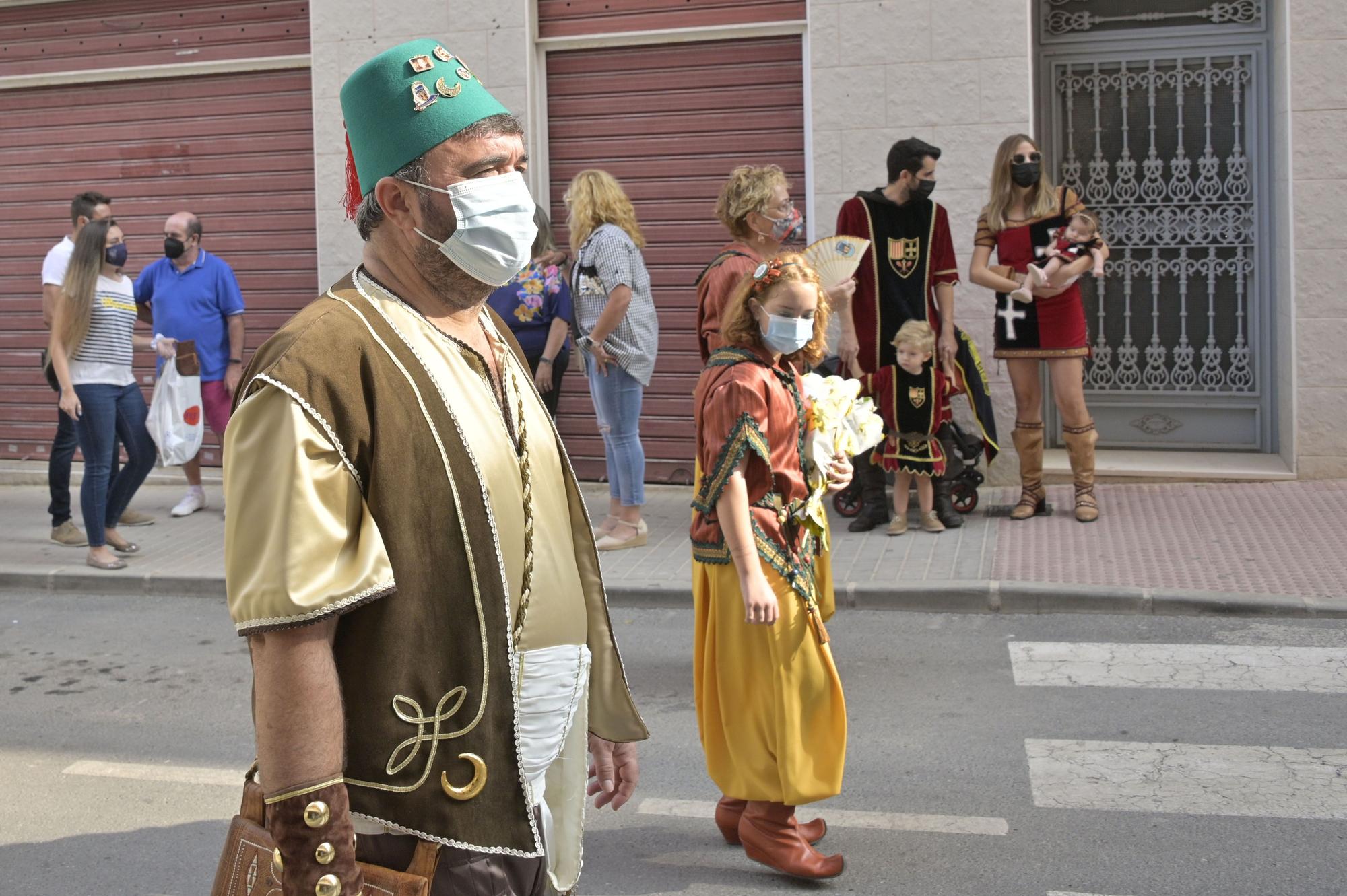 Crevillent celebra el primer desfile de Moros y Cristianos en la provincia con mascarilla