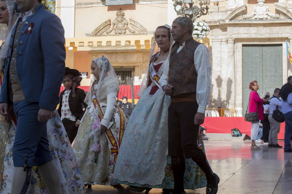 Desfile de las falleras mayores de las diferentes comisiones durante la procesión general de la Mare de Déu dels Desemparats.