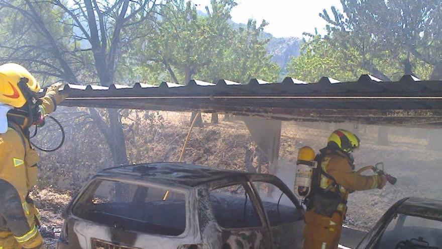 Las llamas arrasan dos vehículos en Muro