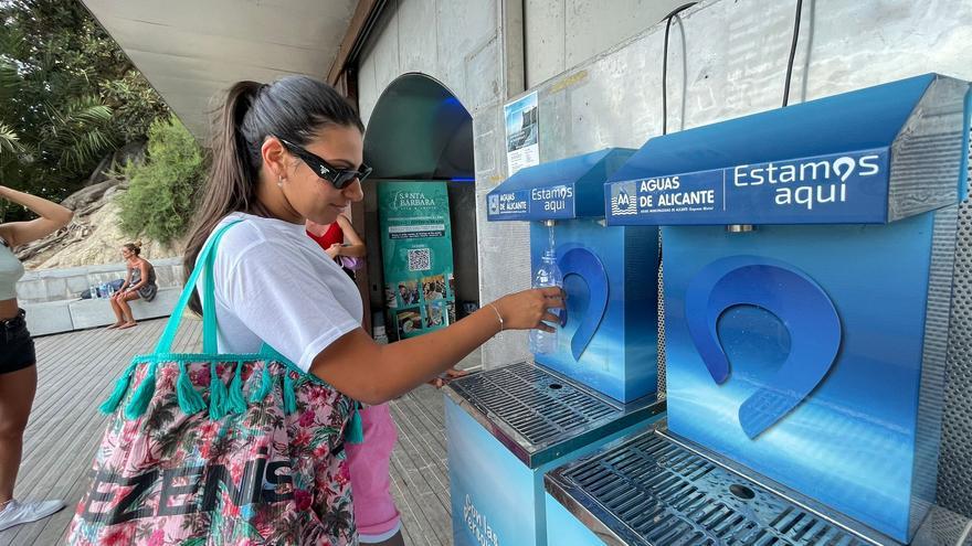 Aguas de Alicante instala fuentes para los cruceristas junto al ascensor del Castillo