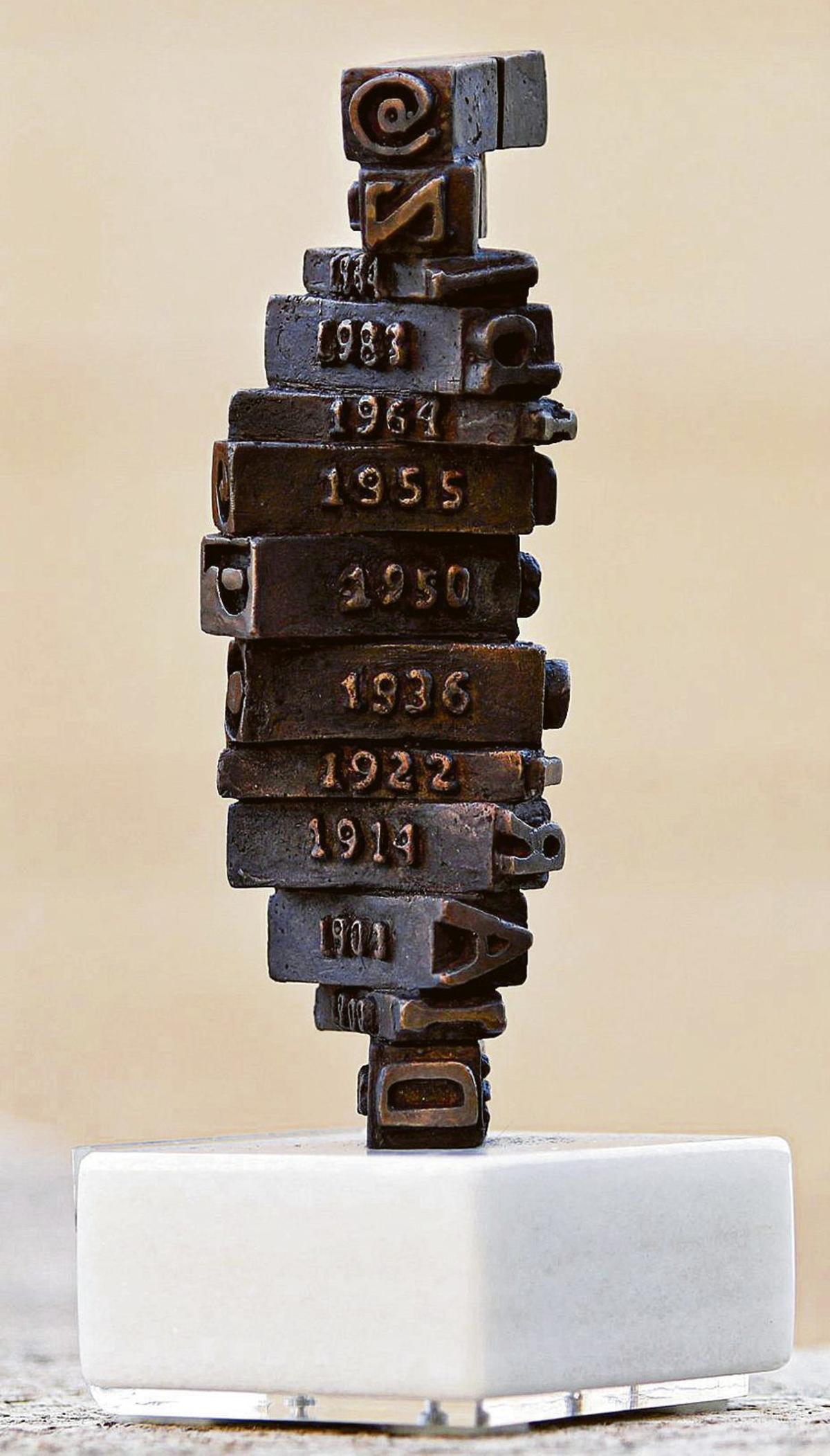 La estatuilla creada por Hormigo está compuesta por trece tipos móviles de imprenta. | TONI ESCOBAR