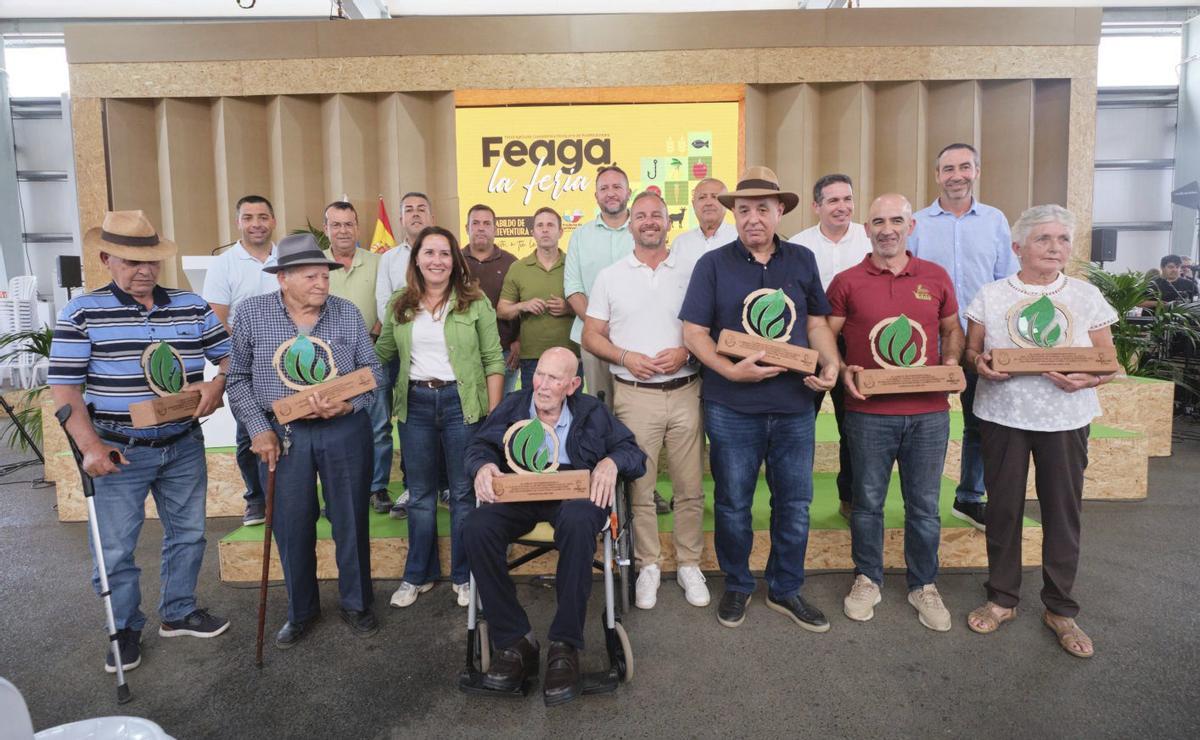Foto de familia de los agricultores galardonados por el Cabildo majorero junto a políticos