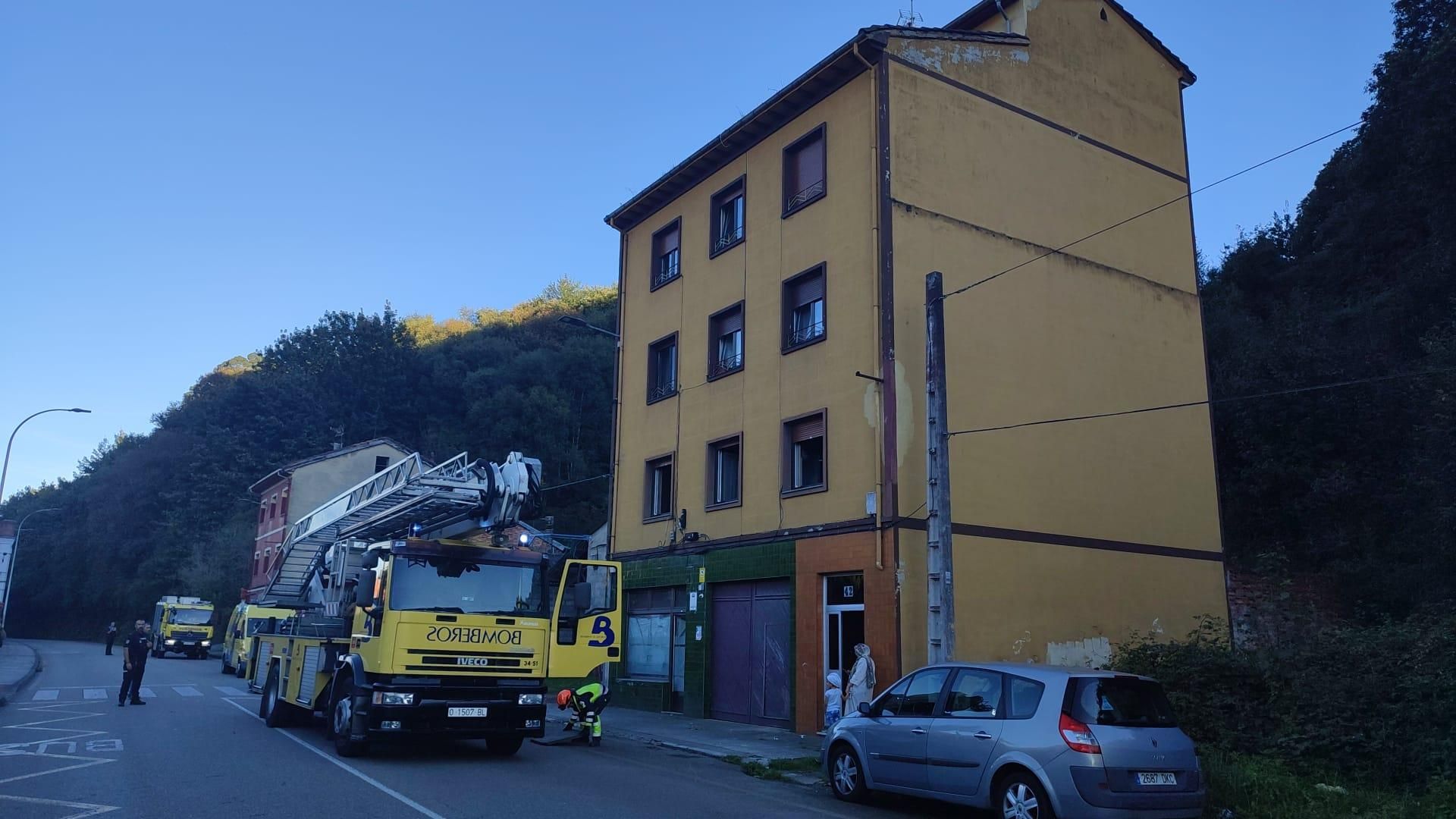 Susto en Langreo: dos heridos al derrumbarse parte del primer piso de una vivienda en Ciaño