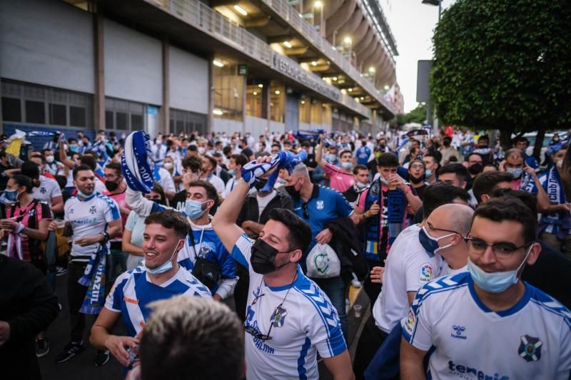 Derbi canario: La UD Las Palmas es recibida por los aficionados del CD Tenerife