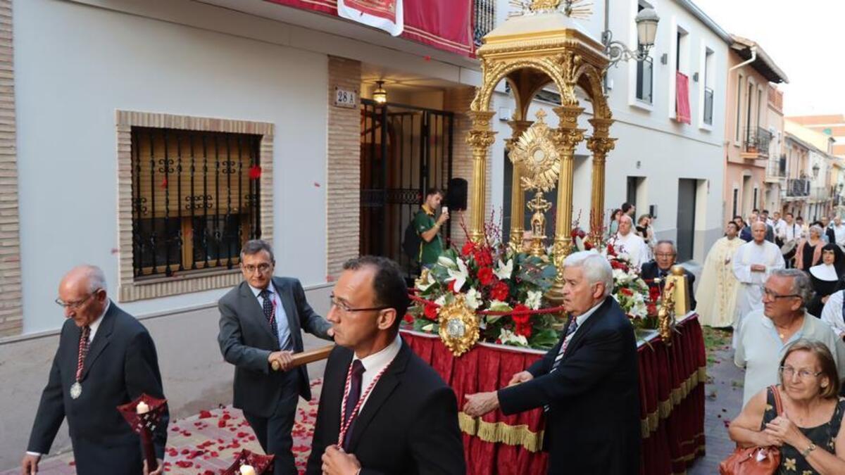 Los comulgantes son protagonistas en la procesión del Corpus