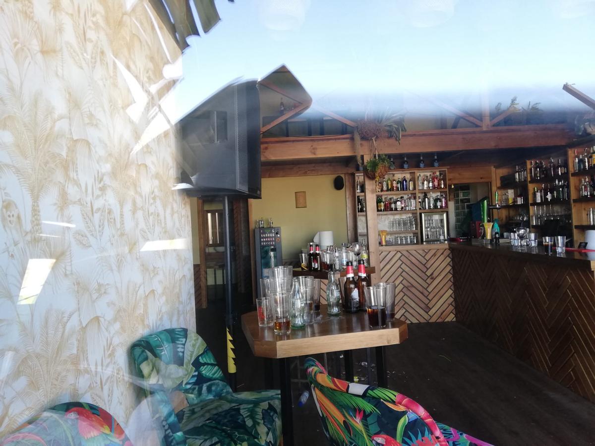 Interior del pub de La Carlota en el que se derrumbó una escalera.