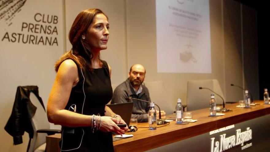 Mónica Figuerola y Agustín Iglesias Caunedo durante la conferencia que tuvo lugar ayer en el Club Prensa Asturiana de LA NUEVA ESPAÑA.