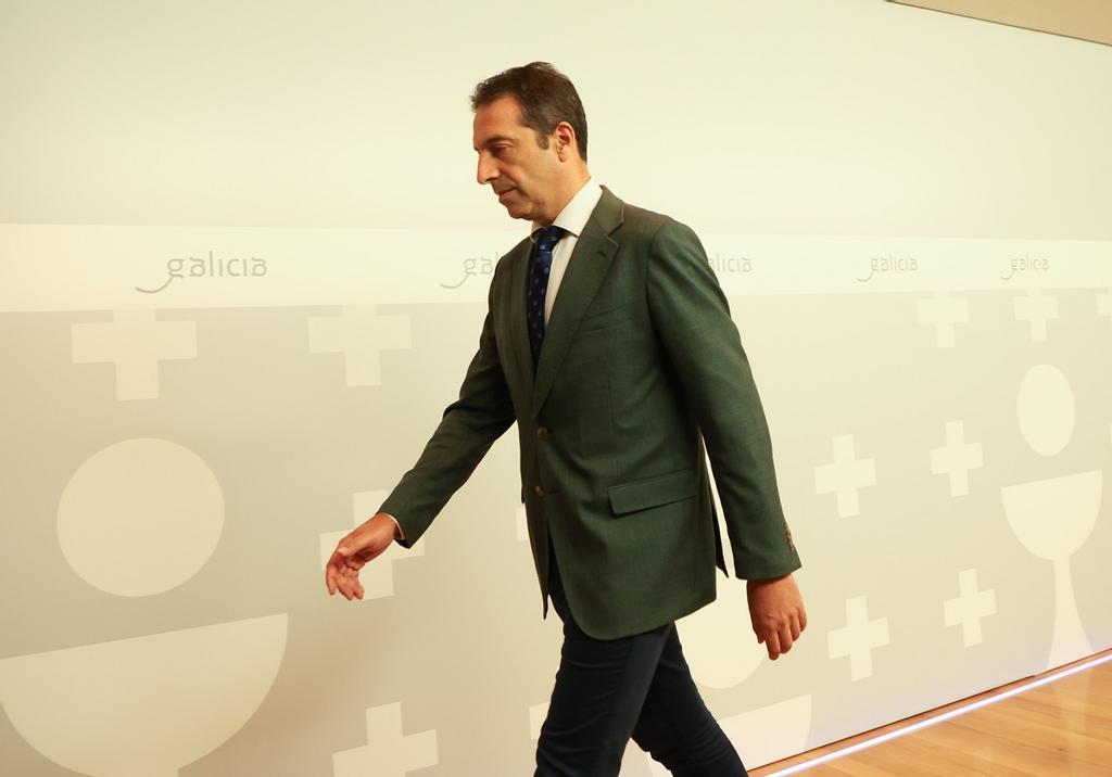 El conselleiro, tras cabar su comparecencia