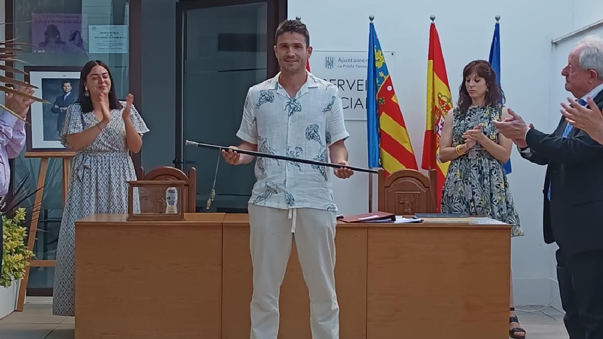 Mario Conejos (PSOE) sujeta la vara de mando que le acredita como nuevo alcalde de la Pobla Tornesa.