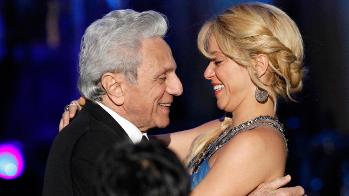 El padre de Shakira, William Mebarak, canta a su hija: Es mi niña bonita.