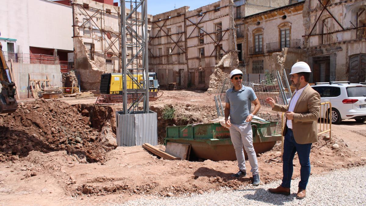 El arquitecto del Ministerio de Justicia y el alcalde en funciones recorrían las obras de construcción del Palacio de Justicia, este martes.