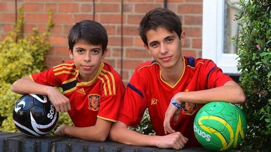 Los dos hermanos Ignacio y Álvaro Escolano, en Newark (Nottinghamshire), en la foto publicada por el tabloide británico «Daily Mail».