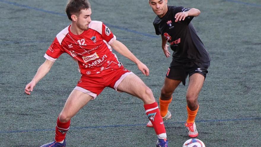 Pedro Mouriño, del Atios, presiona a un jugador del Umia. |  Alba Villar