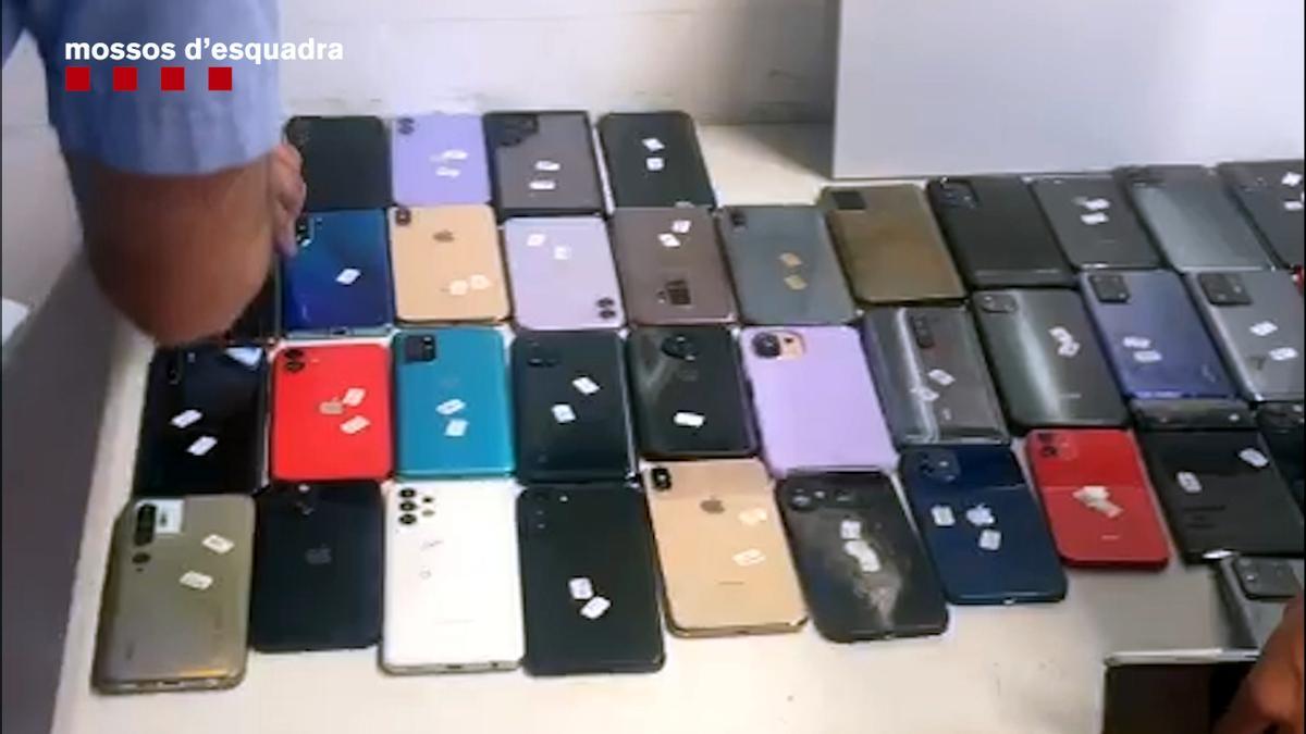 Detenido por esconder más de 100 teléfonos móviles robados en dos trasteros de alquiler en Barcelona Los Mossos dEsquadra también han recuperado una veintena de tablets y 22 bolsos y monederos de marcas de lujo