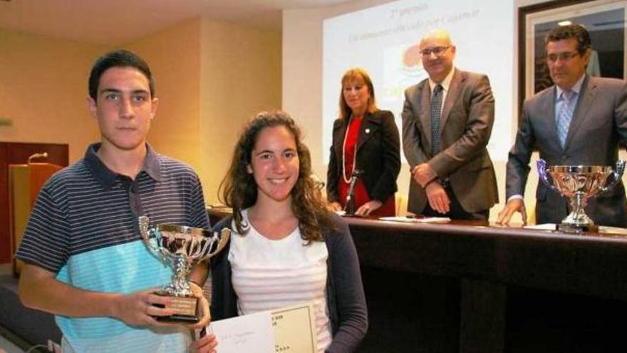 Los galardonados en el Rally de Matemáticas reciben sus premios.