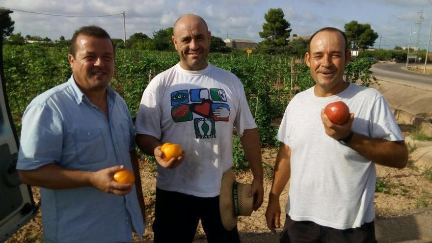 Antonio Granell, a la izquierda de la foto, junto a dos agricultores ecológicos de Benifaió.